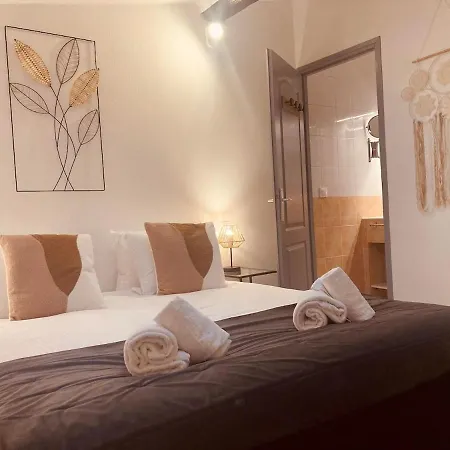 Au Garde-a-toit Apartment *