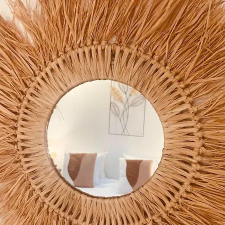 Au Garde-a-toit Apartment *